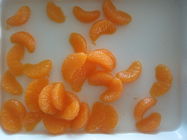 영양은 주스에 있는 주황색 조각/통조림으로 만들어진 만다린 오렌지를 통조림으로 만들었습니다