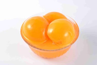 가벼운 시럽 신선한 원료에 있는 건강한 거피된 통조림으로 만들어진 노란 복숭아 조각