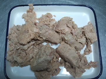 온화한 풍미를 가진 소금물 부유한 비타민에 있는 고단백 통조림으로 만들어진 참치 덩어리