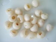 시럽에 있는 Laichi와 Lichu 통조림으로 만들어진 거피된씨없는 Lychees 또는 과일