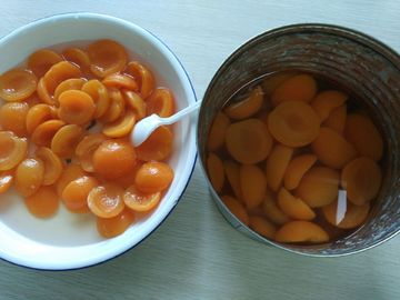 시럽 황금 일요일에 있는 새로운 작물 신선한 영양분이 있는 통조림으로 만들어진 살구 반