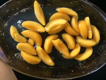 통조림으로 만들어진 일정한 조각이 복숭아, 쉬웠던 노란 복숭아 과일을 깎뚝썬 425g가 열립니다