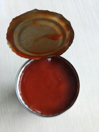 도마도 소스에 있는 통조림으로 만들어진 평화로운 고등어