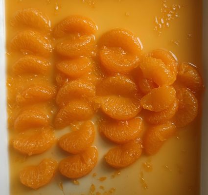 전체 분할 된 만다린 오렌지, 설탕 시럽과 달콤한 농도