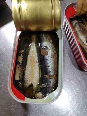 쉽게 열 수 있는 캔 사르데인 생선 종류 사르데인 맛있고 영양가 있는 모든 식사