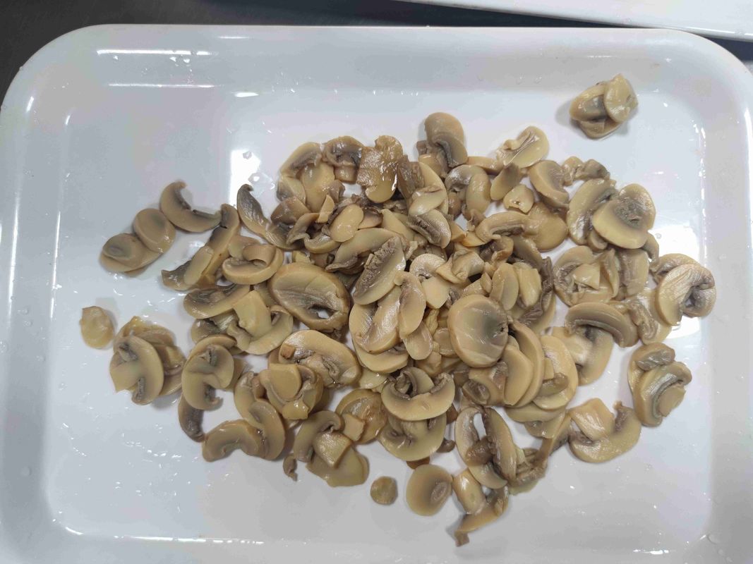 순수한 자연 맛의 캔 버섯 제품, 소금 맛이 적어 레스토랑과 식품 제조업체에 적합합니다.