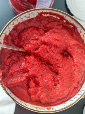 과일 첨가물이 들어간 스타일의 통조림 토마토 페이스트