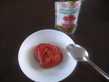 증기 로 만든 도마토 캔 페이스트 맛 있고, 어떤 요리로든 쉽게 넣을 수 있다