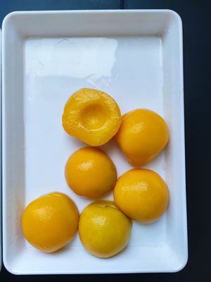 Brix 14-17% 통조림 노란색 과일 신선한 복숭아 레스토랑 카페테리아 및 식품 가공 사업에 적합
