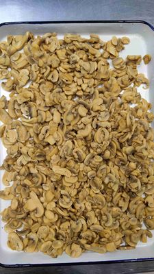 갓 수확한 천연 소금 절임 통조림 버섯 조각과 줄기